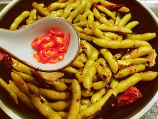 15、香辣毛豆,放入红尖椒 关火