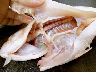 3、粤式清蒸鲈鱼,鱼腹内部也要冲洗干净淤血，否则蒸出来鱼肉会发黑。