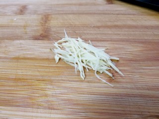 9、粤式清蒸鲈鱼,蒸鱼的时候来处理其它姜葱。用一个熟食专用的砧板和刀，把另一部分生姜切丝。