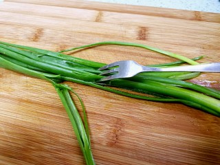 10、粤式清蒸鲈鱼,用小叉子顺着葱身纵向刮数遍。