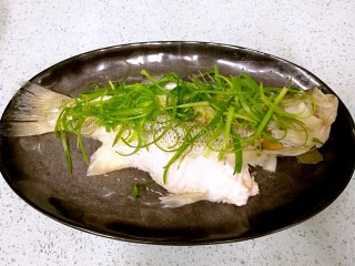 13、粤式清蒸鲈鱼,摆上葱丝。