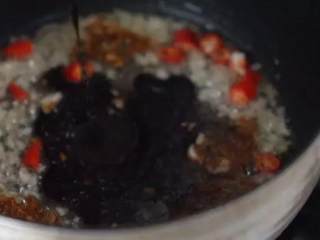 3、夏天必备凉菜,油淋黄瓜,清脆爽口,鲜香开胃,做法简单更健康,加入生抽、醋，炒匀