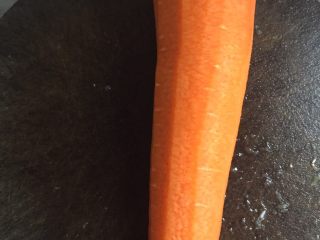 1、胡萝卜炒肉丝,胡萝卜削皮