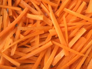 2、胡萝卜炒肉丝,切片后切丝备用