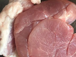 3、胡萝卜炒肉丝,猪肉洗干净