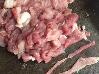 5、胡萝卜炒肉丝,再切成丝，如旁边细细那样