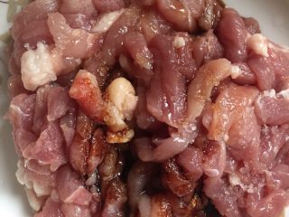 6、胡萝卜炒肉丝,再放入一小勺盐，生抽腌制备用