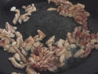 7、胡萝卜炒肉丝,热锅放油爆炒一分钟左右