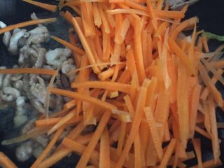 8、胡萝卜炒肉丝,倒入胡萝卜丝翻炒片刻，即加入盐，鸡精，生抽，少量胡椒粉