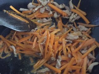 9、胡萝卜炒肉丝,直到胡萝卜丝熟透即可