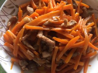 10、胡萝卜炒肉丝,装盘