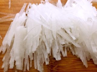 2、清爽小凉菜——红油拌萝卜丝,切成细丝