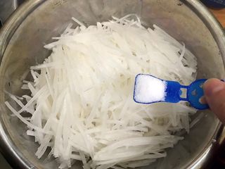 3、清爽小凉菜——红油拌萝卜丝,加入2勺盐