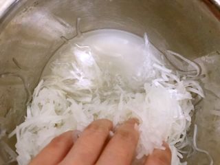 4、清爽小凉菜——红油拌萝卜丝,慢慢抓匀压拌后萝卜会慢慢出水