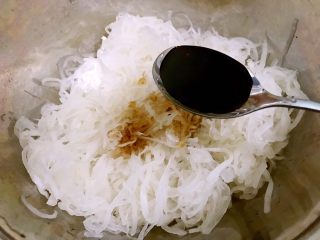 8、清爽小凉菜——红油拌萝卜丝,萝卜丝搅散加入生抽