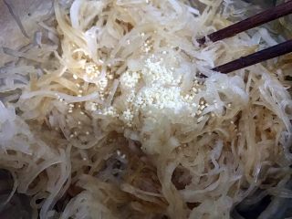 9、清爽小凉菜——红油拌萝卜丝,加入鸡粉