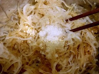 10、清爽小凉菜——红油拌萝卜丝,加入糖和少许盐