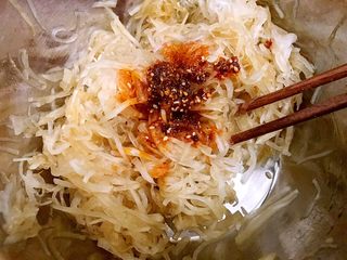 12、清爽小凉菜——红油拌萝卜丝,加入油辣椒
