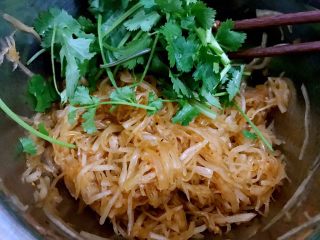14、清爽小凉菜——红油拌萝卜丝,加入香菜段