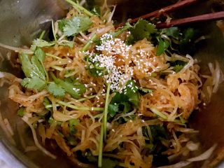 15、清爽小凉菜——红油拌萝卜丝,撒上熟白芝麻拌匀即可