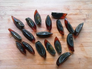 2、尖椒皮蛋,刀上面蘸水切成小块（如图）。