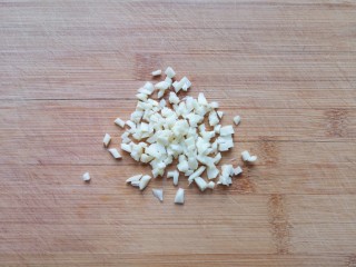 4、尖椒皮蛋,大蒜切成碎末。