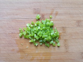 5、尖椒皮蛋,青辣椒切成碎末。