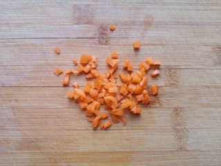 6、尖椒皮蛋,胡萝卜切成碎末。