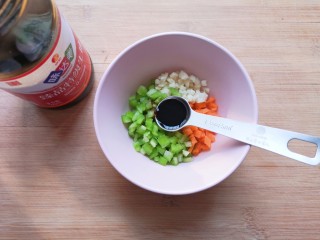 8、尖椒皮蛋,加入3勺味达美清香米醋和3勺味达美臻品特级生抽。