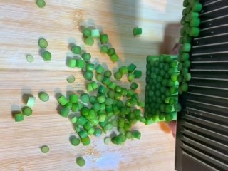 1、蒜苔炒肉沫,首先准备蒜苔洗净切成小丁