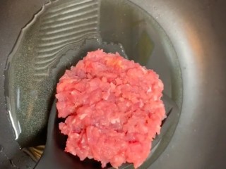 2、蒜苔炒肉沫,起锅烧油下入肉末