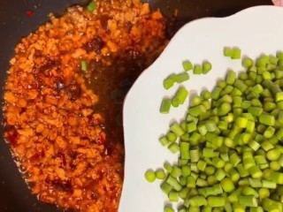 5、蒜苔炒肉沫,下入蒜苔翻炒