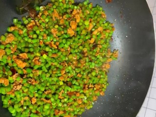 7、蒜苔炒肉沫,大火翻炒出锅即可