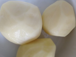 1、炝土豆丝,两个土豆，去皮洗净。