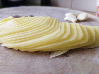 2、炝土豆丝,切薄片。