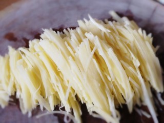 3、炝土豆丝,切丝。