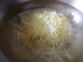 7、炝土豆丝,放入土豆丝。