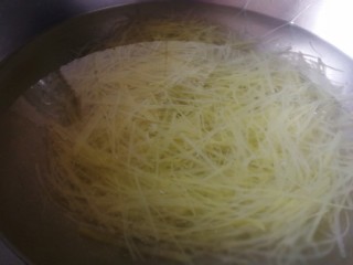 8、炝土豆丝,焯至水开，大约1分钟。