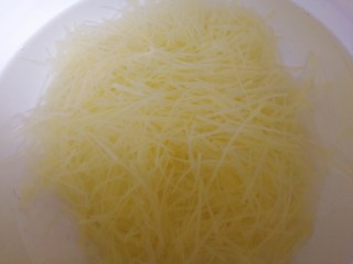 10、炝土豆丝,过两遍凉水。