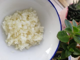 12、炝土豆丝,蒜拍扁切碎。