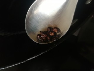 15、炝土豆丝,关火，捞出麻椒粒。