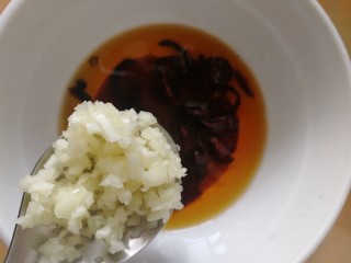 20、炝土豆丝,放入蒜末。