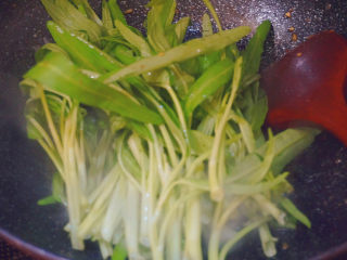 11、腐乳空心菜,迅速倒入空心菜