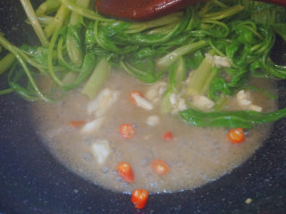 13、腐乳空心菜,再倒入蒜泥红米椒提味