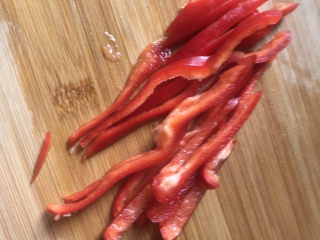 5、凉拌西兰花（减脂）,红椒切丝