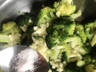 9、凉拌西兰花（减脂）,西兰花凉后，加入切好的蒜末，加入适量盐