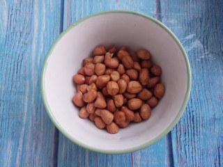 4、拉皮花生黄瓜凉菜,然后准备半碗花生。