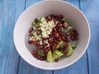 7、拉皮花生黄瓜凉菜,把三种食材和蒜末放在碗里。