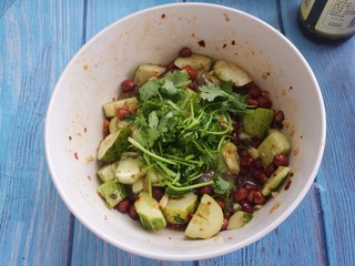 13、拉皮花生黄瓜凉菜,再加上香菜。