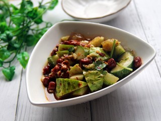 15、拉皮花生黄瓜凉菜,装盘吃吧。